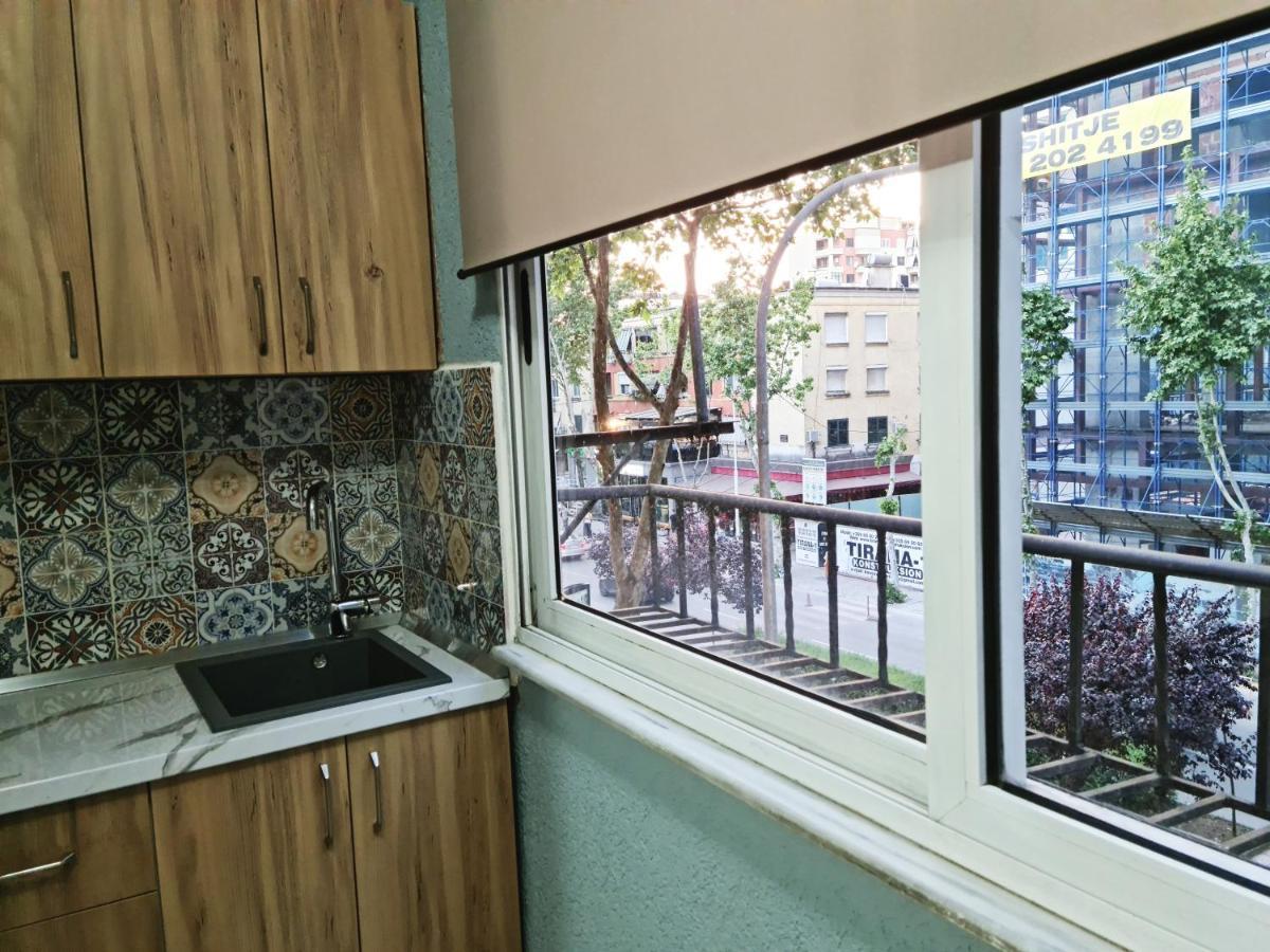 2V1 - 21 Dhjetori Am Apartment Tirana Exterior photo