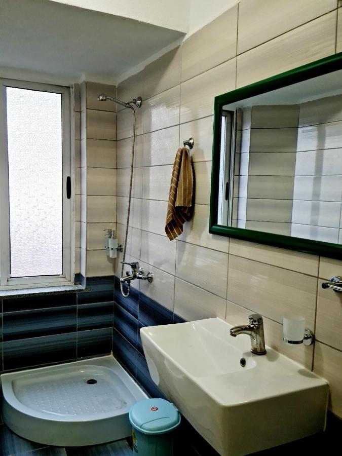 2V1 - 21 Dhjetori Am Apartment Tirana Exterior photo